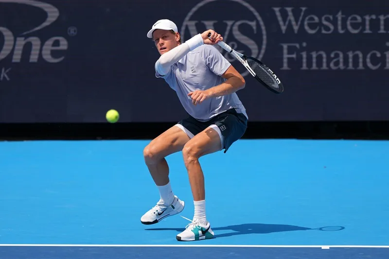 Jannik Sinner rạng rỡ bên cúp vô địch Grand Slam, khẳng định vị thế tay vợt số 1 ATP.