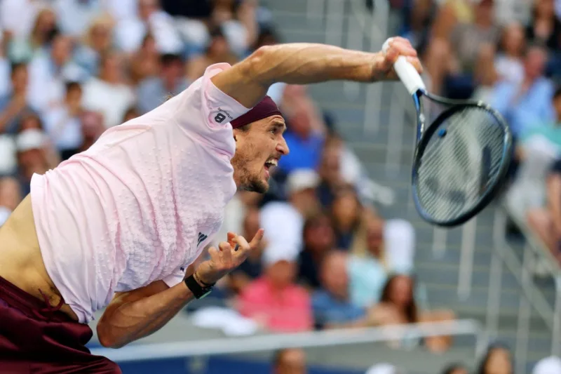 Cú giao bóng uy lực cùng pha trái tay hai tay thương hiệu của vận động viên tennis Alexander Zverev.