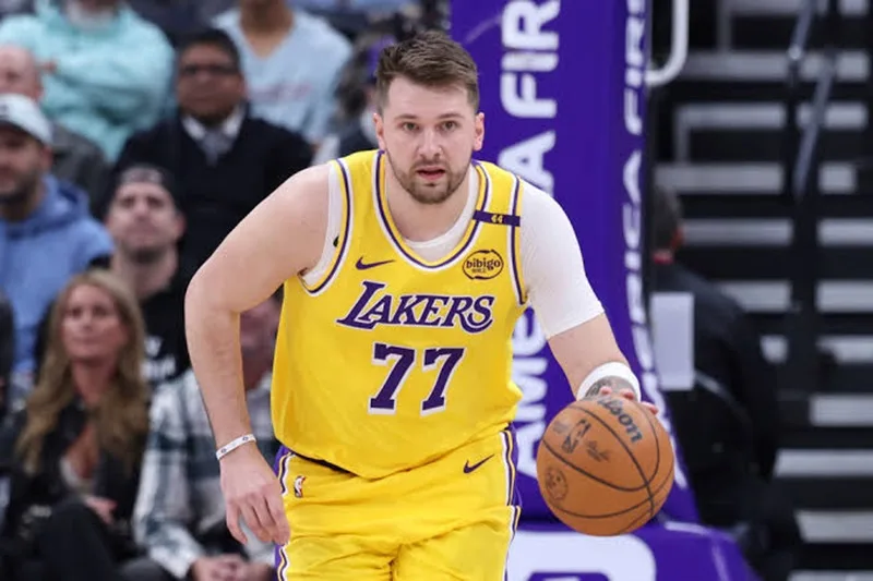 Kỹ thuật ném ba điểm Step-back thương hiệu của Luka Doncic.